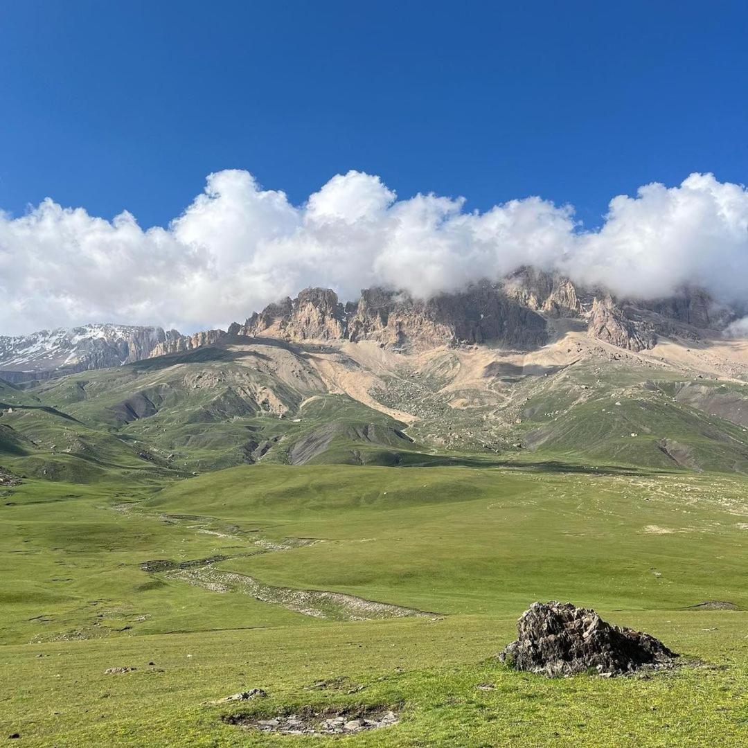 Mountain House Hotel Xinaliq Buitenkant foto